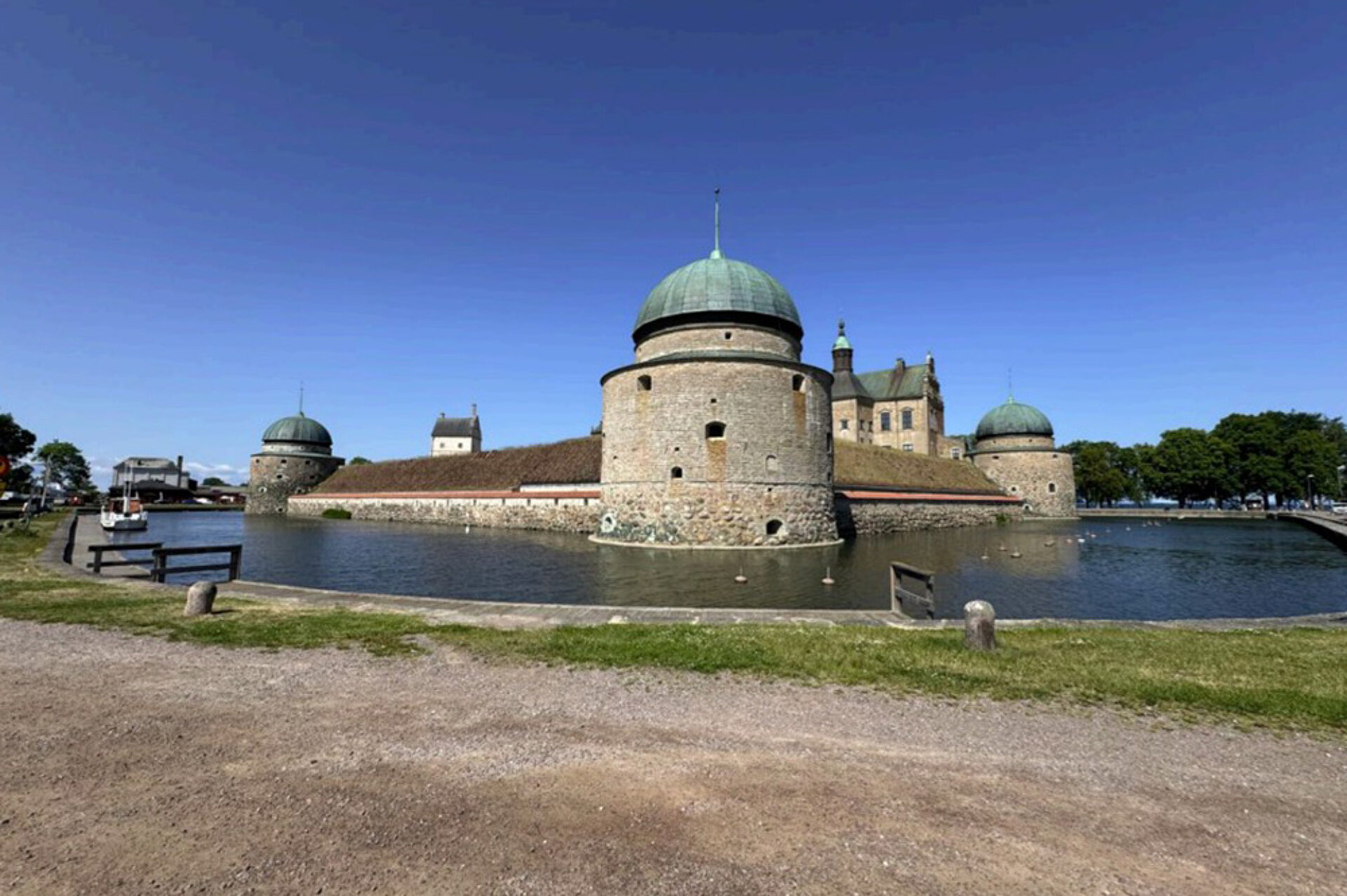 Hrad Vadstena s příkopem.