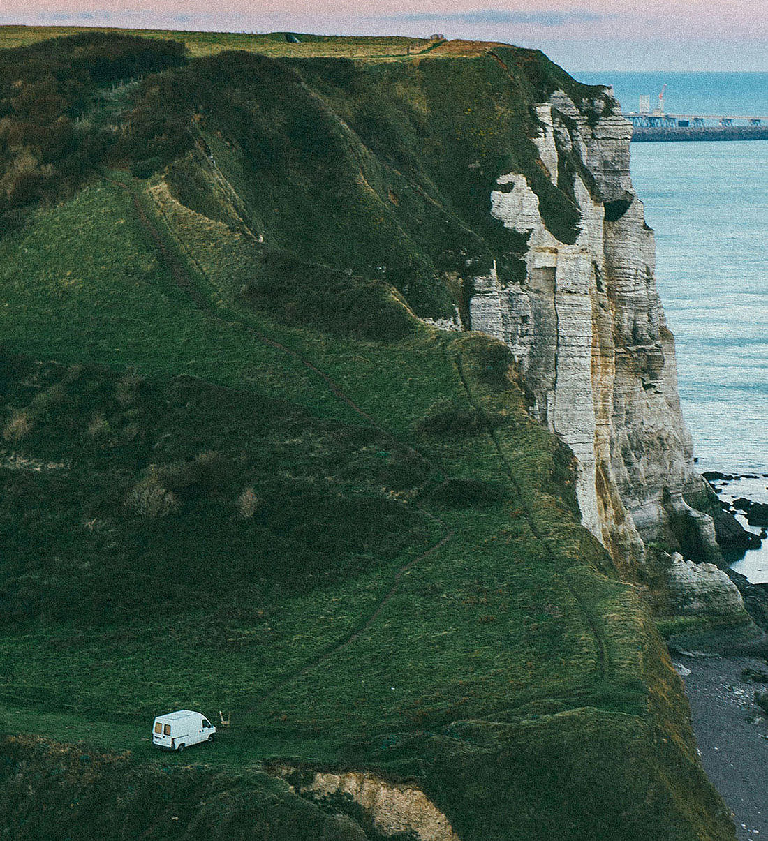 Wohnmobil in der Landschaft bei einer Klippe