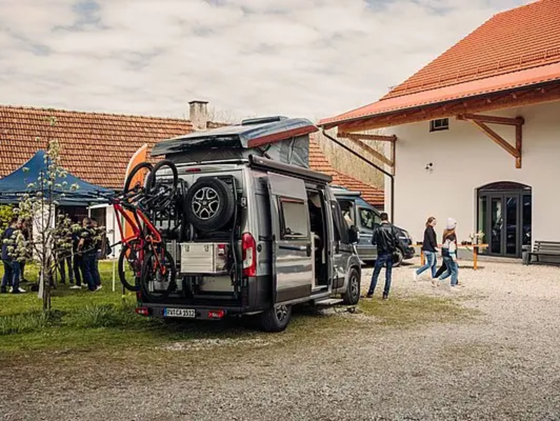 Obytný vůz naložený jízdními koly