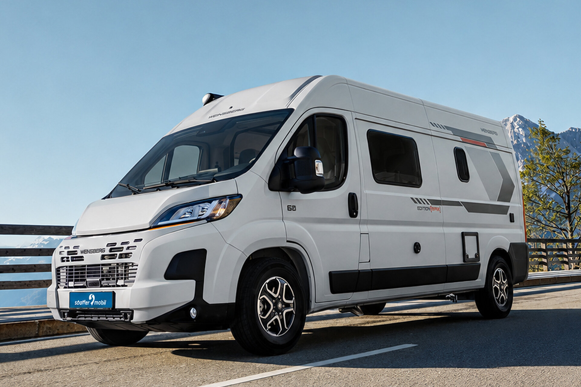 Pohled zepředu a zezadu: Dva speciální modely CaraBusů jsou zaparkované v poušti na slunci.
