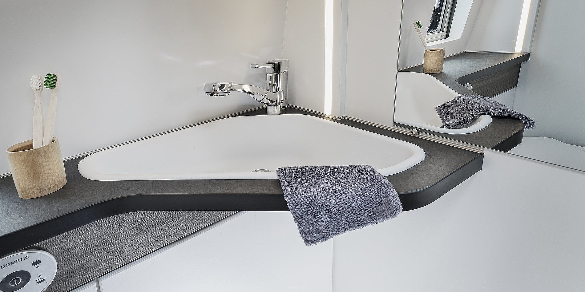 extra großes waschbecken mit handtuch