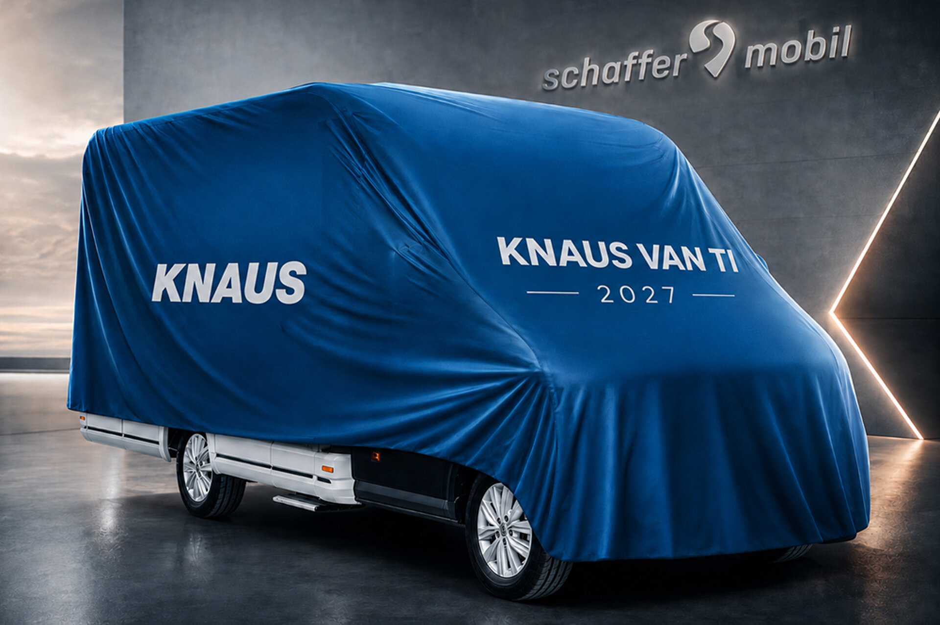 Ein 2027er KNAUS VAN TI unter einer blauen Abdeckung verborgen.