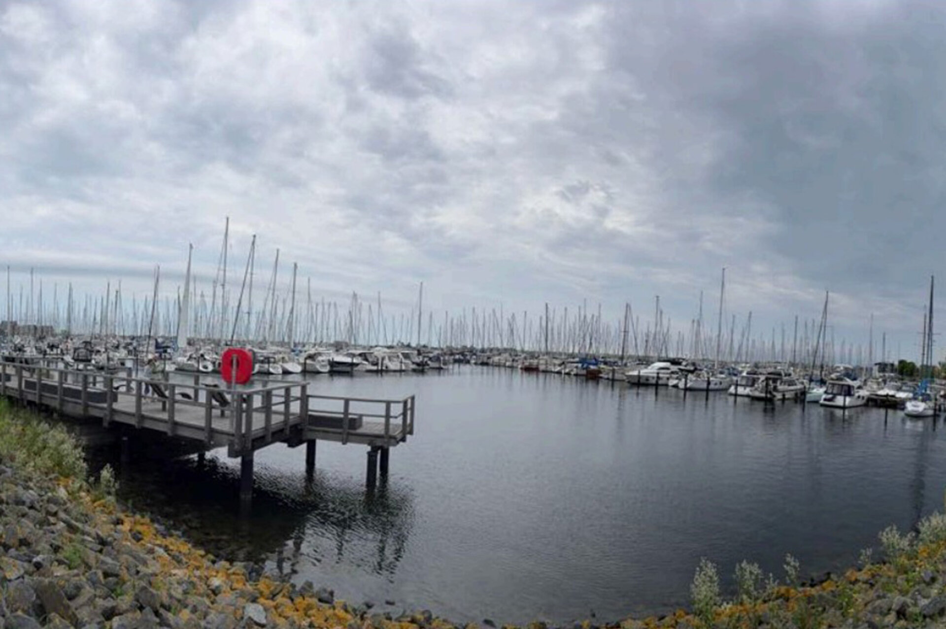 Panorama přístavu s tmavými mraky nad ním.