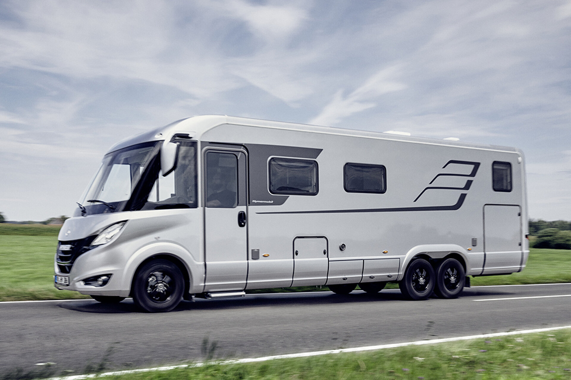 Der HYMER unter den Reisemobilen. Eine HYMER B-Klasse MasterLine I fährt über eine Landstraße.