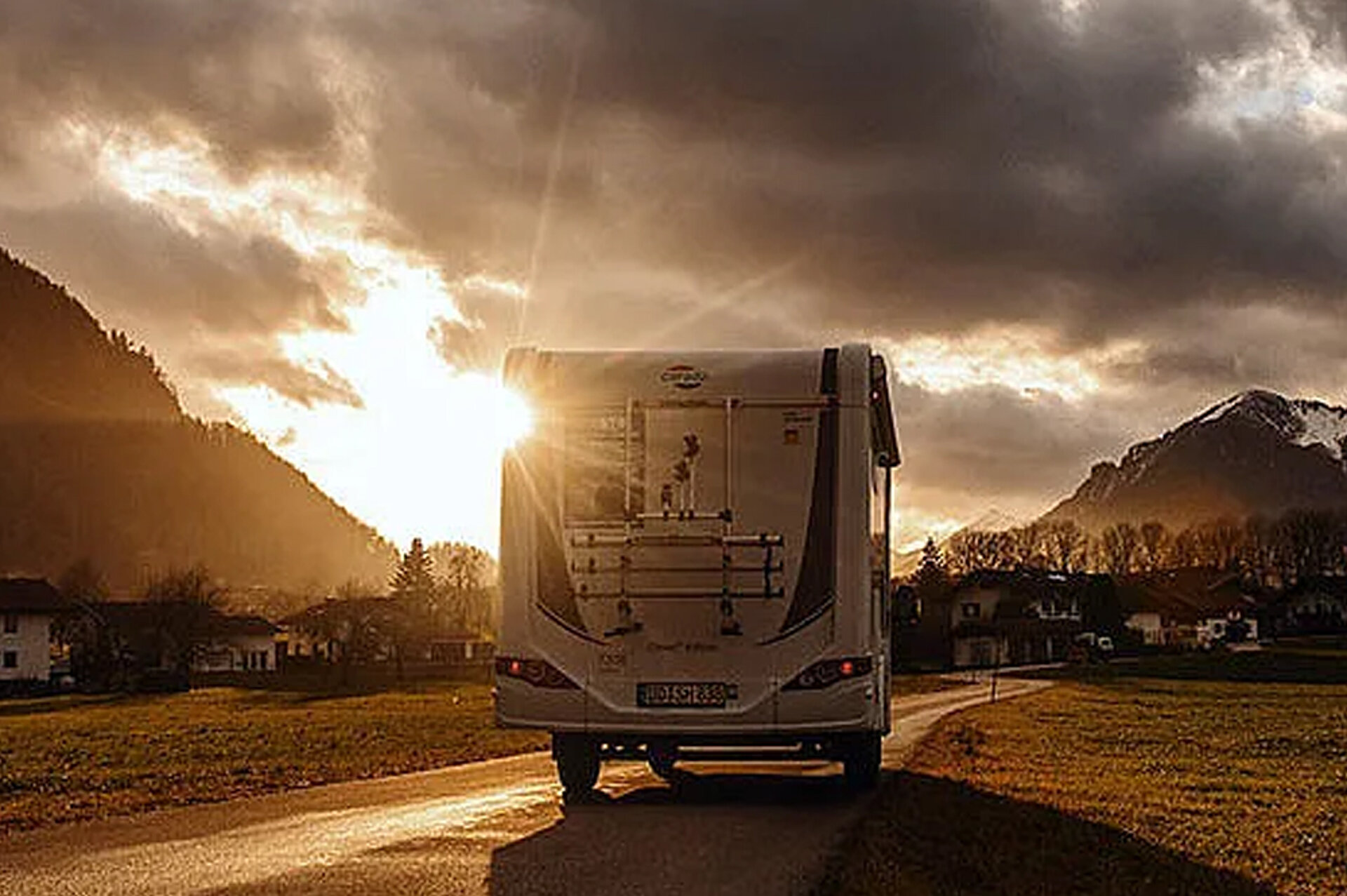 Wohnmobil fährt nach der Inspektion in den Sonnenuntergang
