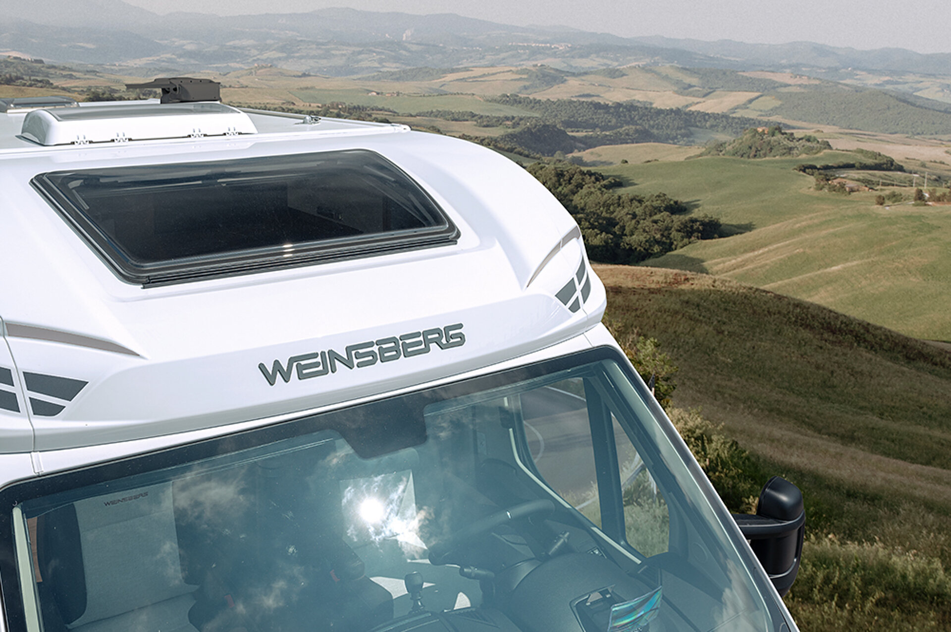 Pohled na čelní sklo CaraCompactu na slunci.