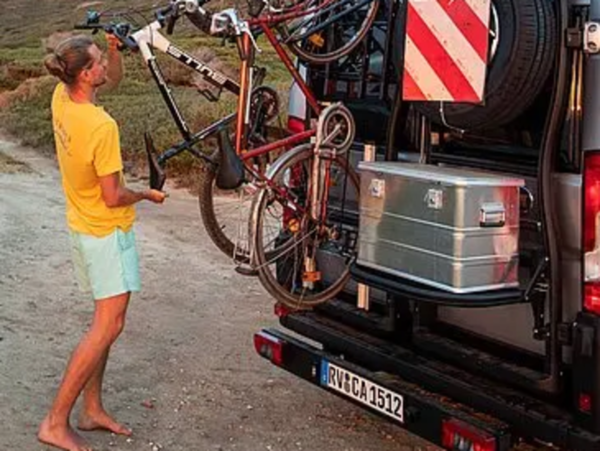 Wohnmobil wird beladen mit Fahrrad und Box