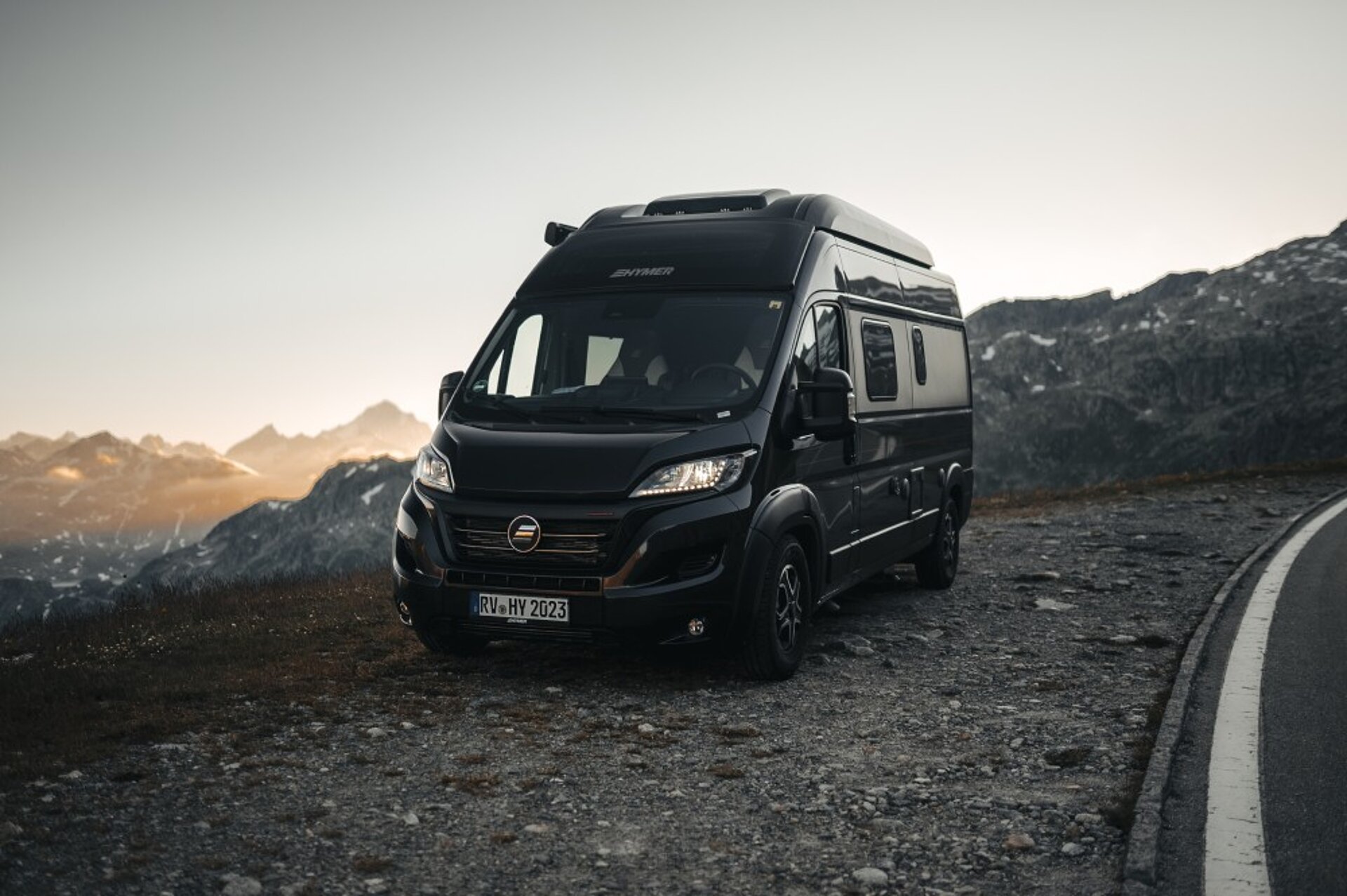 Ein HYMER Camper Van parkt neben einer Straße.