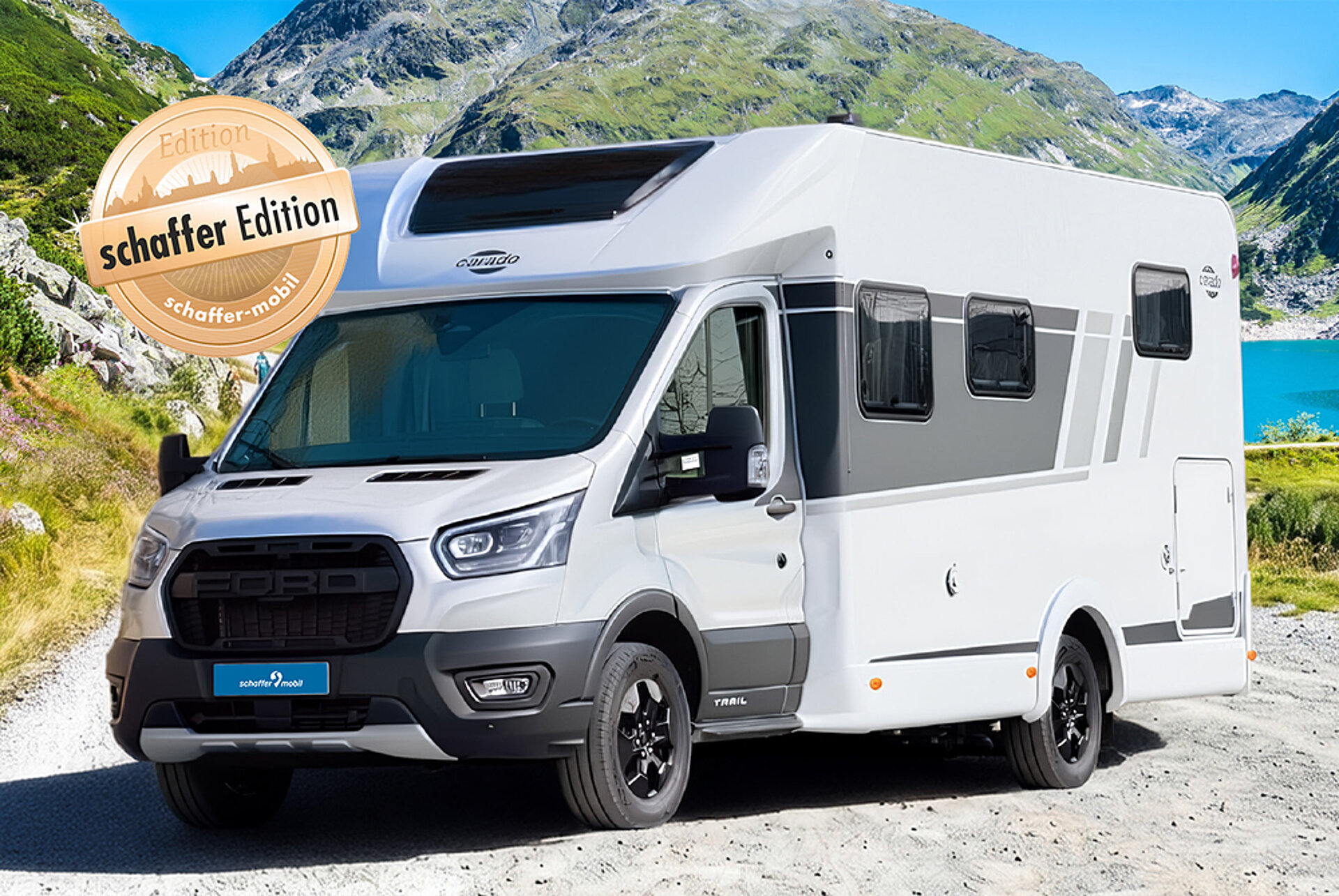 Das Wohnmobil Carado T338 schafferEdition, geparkt vor einem Bergsee.