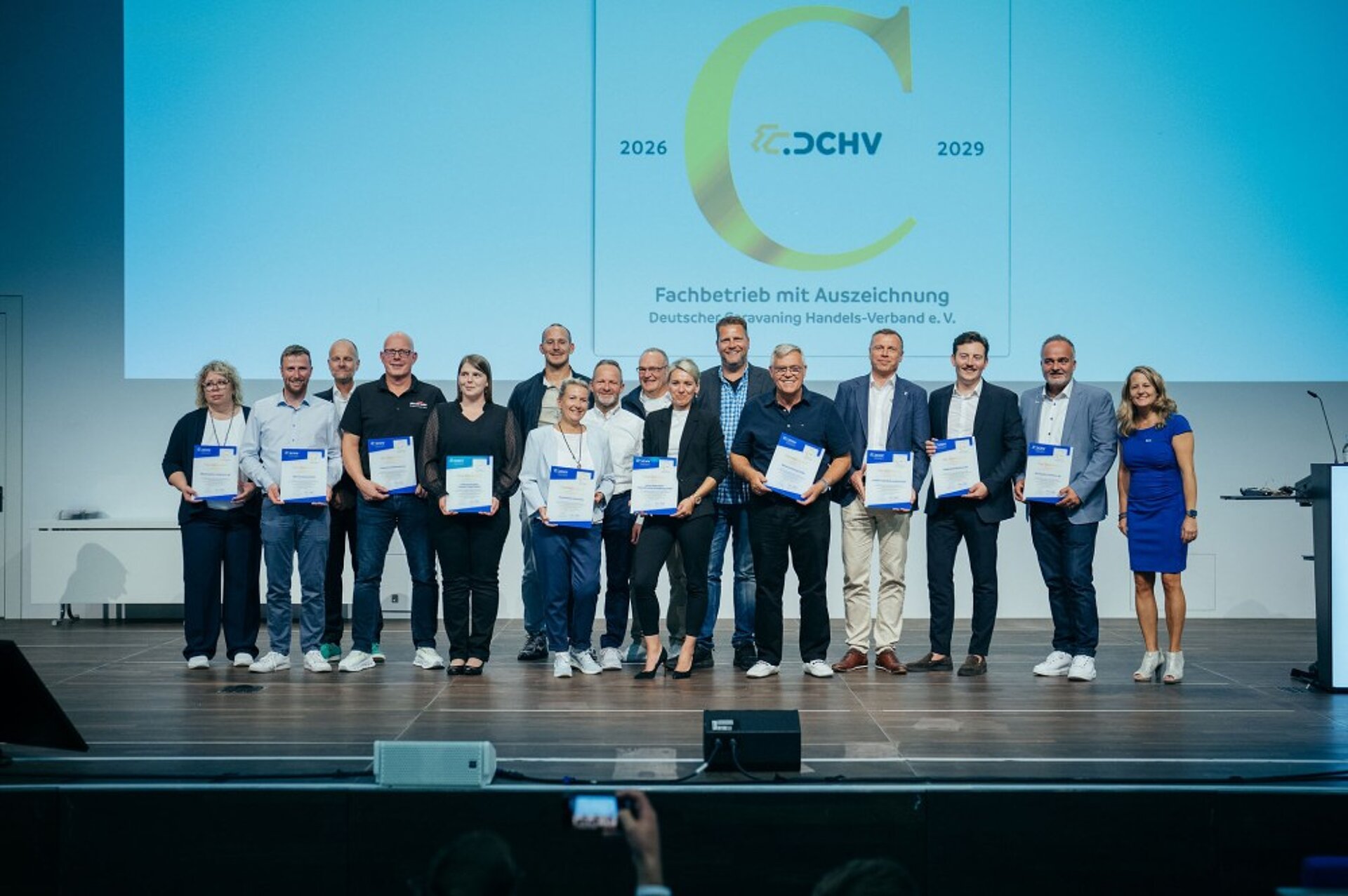 Alle Preisträger des Goldenen C 2026 stehen auf der Bühne, darunter auch schaffer-mobil.