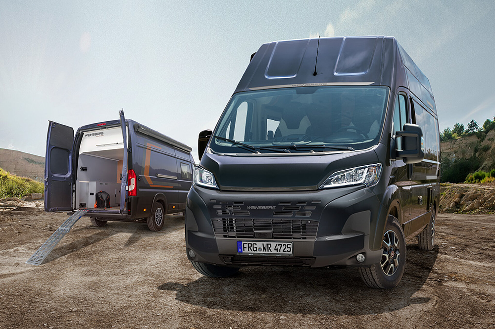 Dva modely CaraBusů jsou zaparkované vedle sebe, pohled zepředu a zezadu.