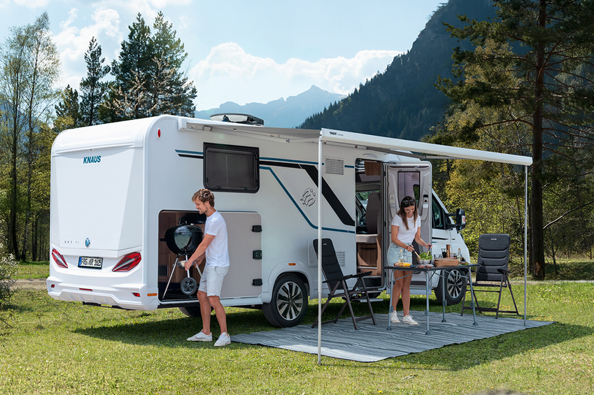 Ein Paar bereitet ein Abendessen zu vor dem KNAUS SKY TI.