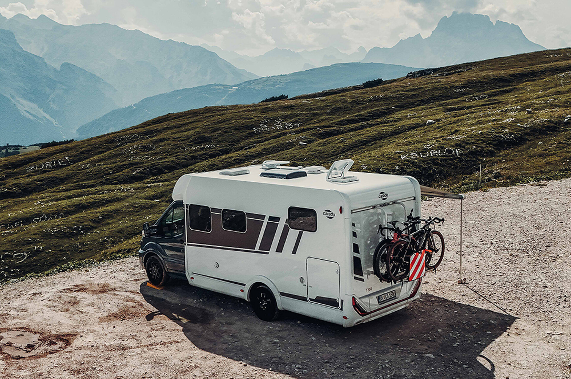 Carado T338 stojí na útesu ve slunečním svitu.