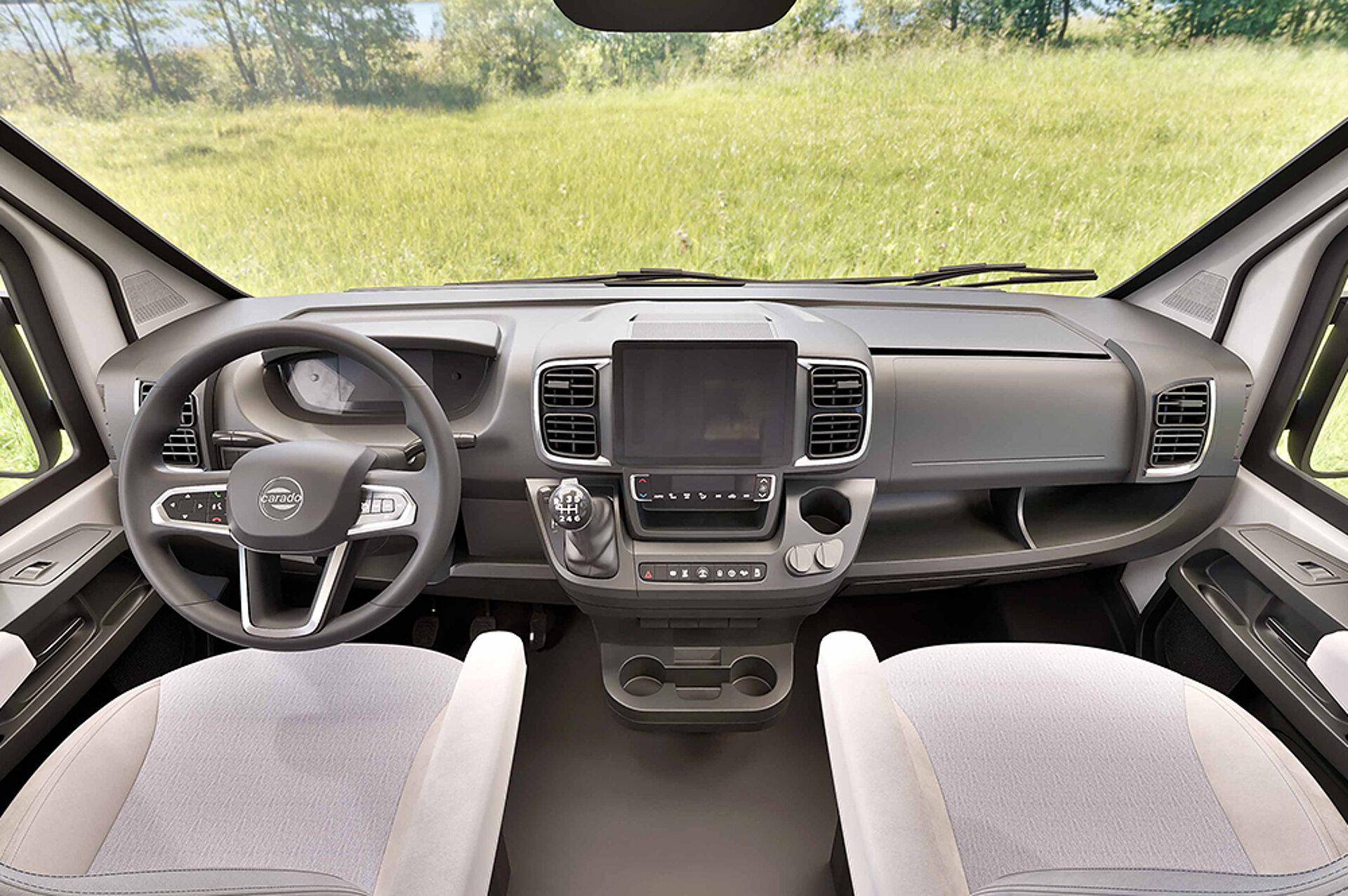 Pohled z kokpitu modelu Carado CV540 na zelenou louku.