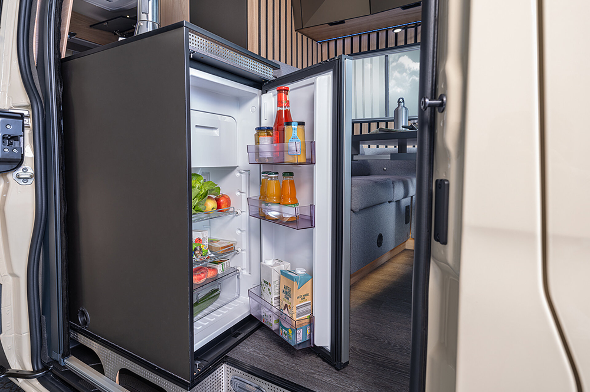 Plná lednička v obytném voze.