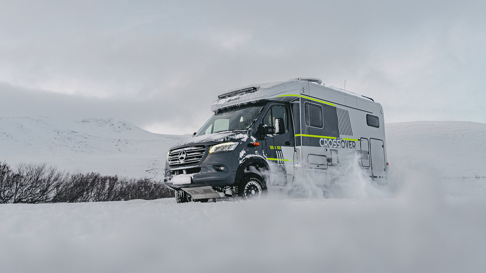 Karavan HYMER s pohonem všech kol projíždí nehostinnou zasněženou krajinou.