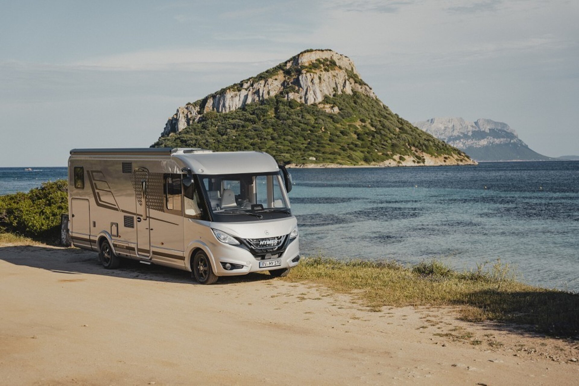 Ein 2027er HYMER B-Klasse MasterLine I parkt an einer Küste.