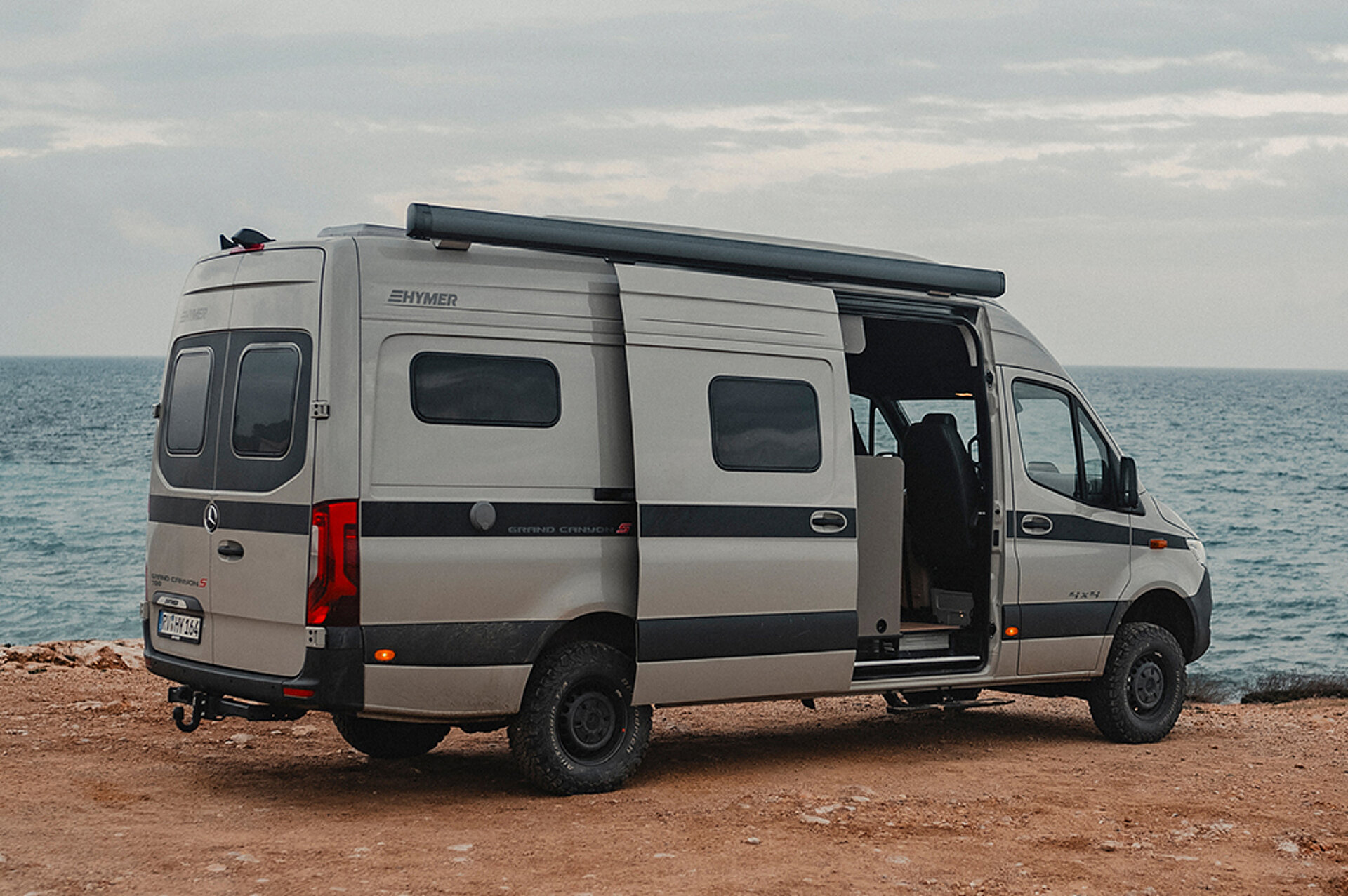 Stilvoll ins Abenteuer – mit dem Grand Canyon S von HYMER. Der HYMER Grand Canyon S 700 parkt an einer Küste.