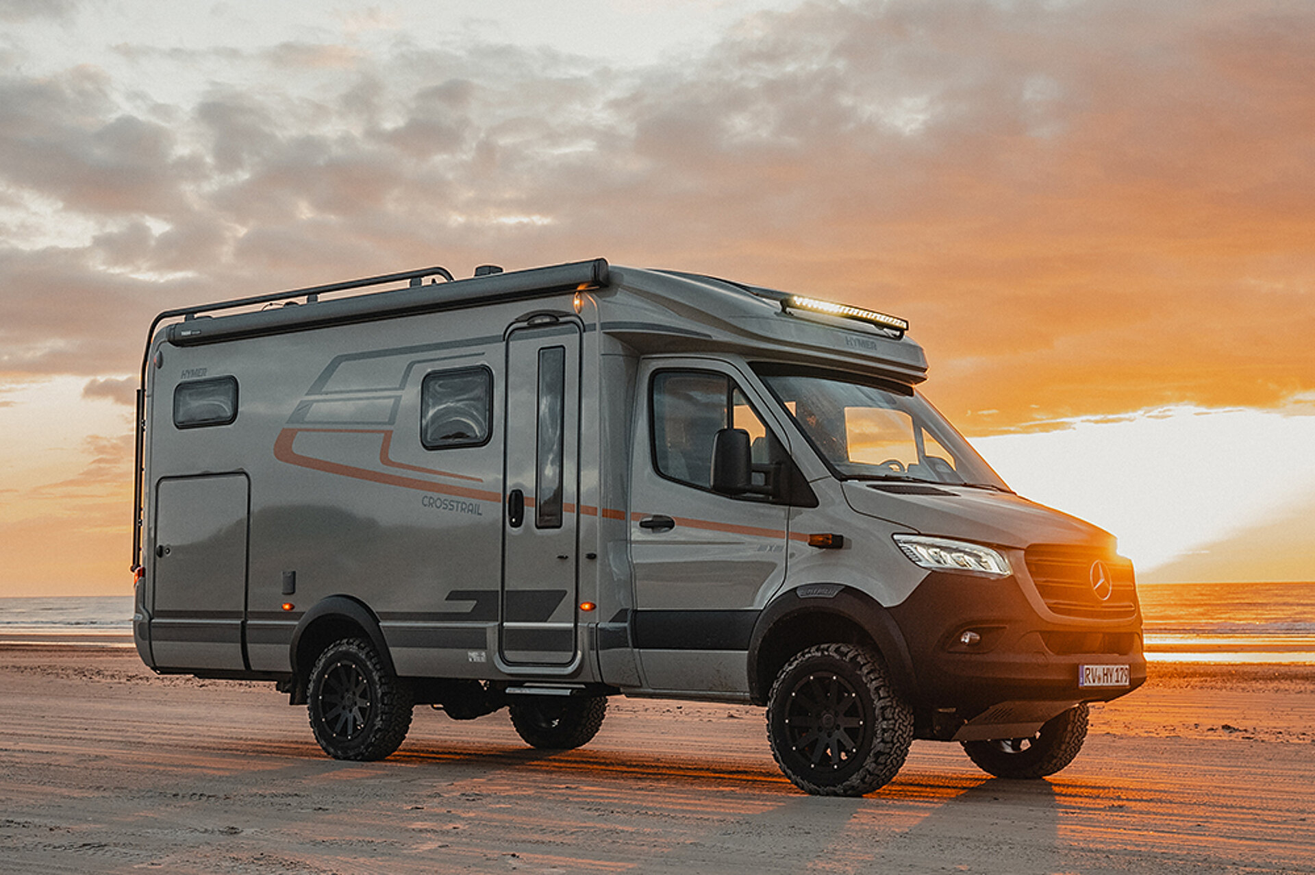 Erleben Sie echte Autarkie mit den HYMER ML-T Sondereditionen. Ein HYMER ML-T CrossTrail parkt in der Steppe vor dem Sonnenaufgang.