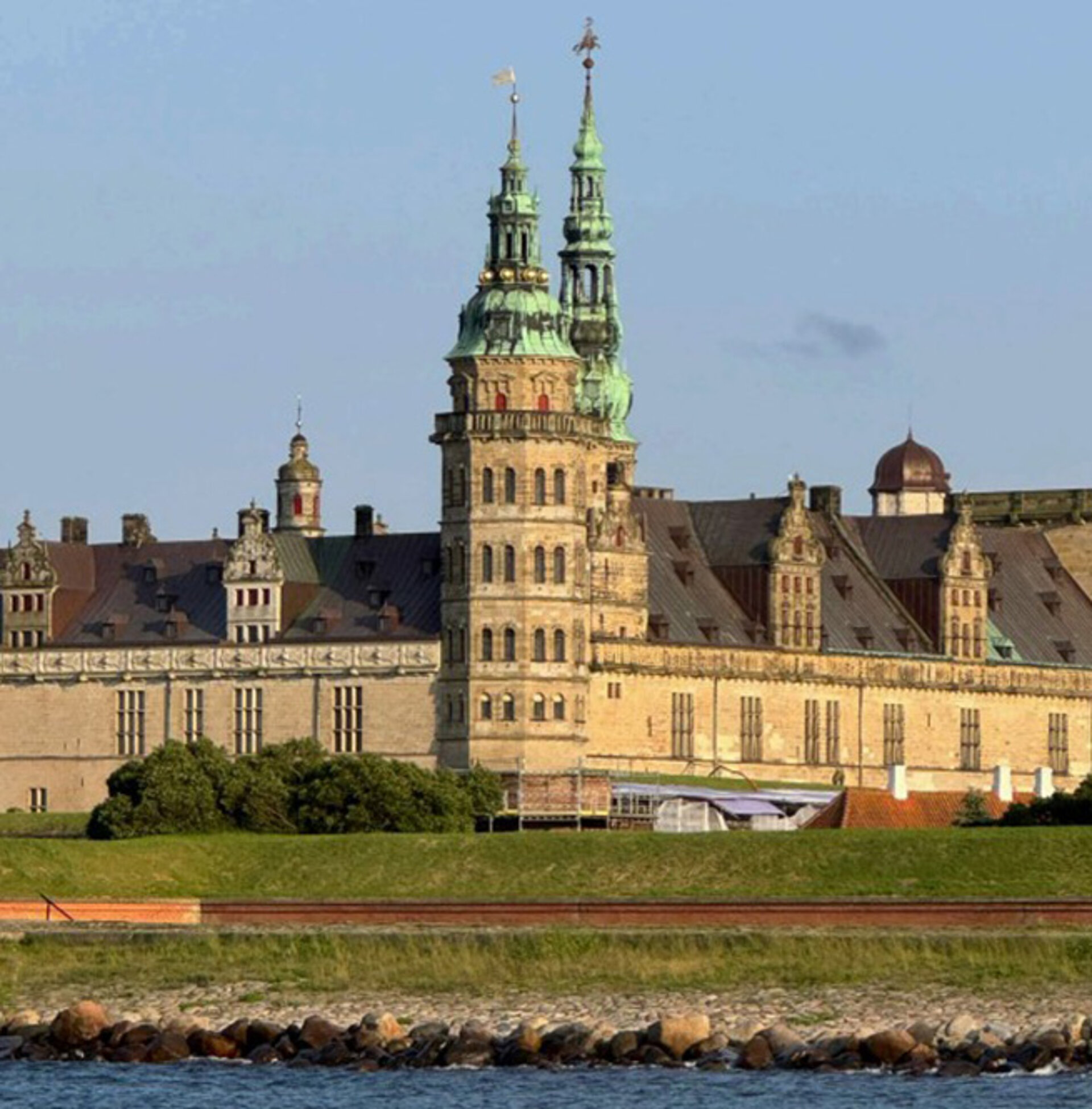 Pohled na Kronenburg z Elsinoru.