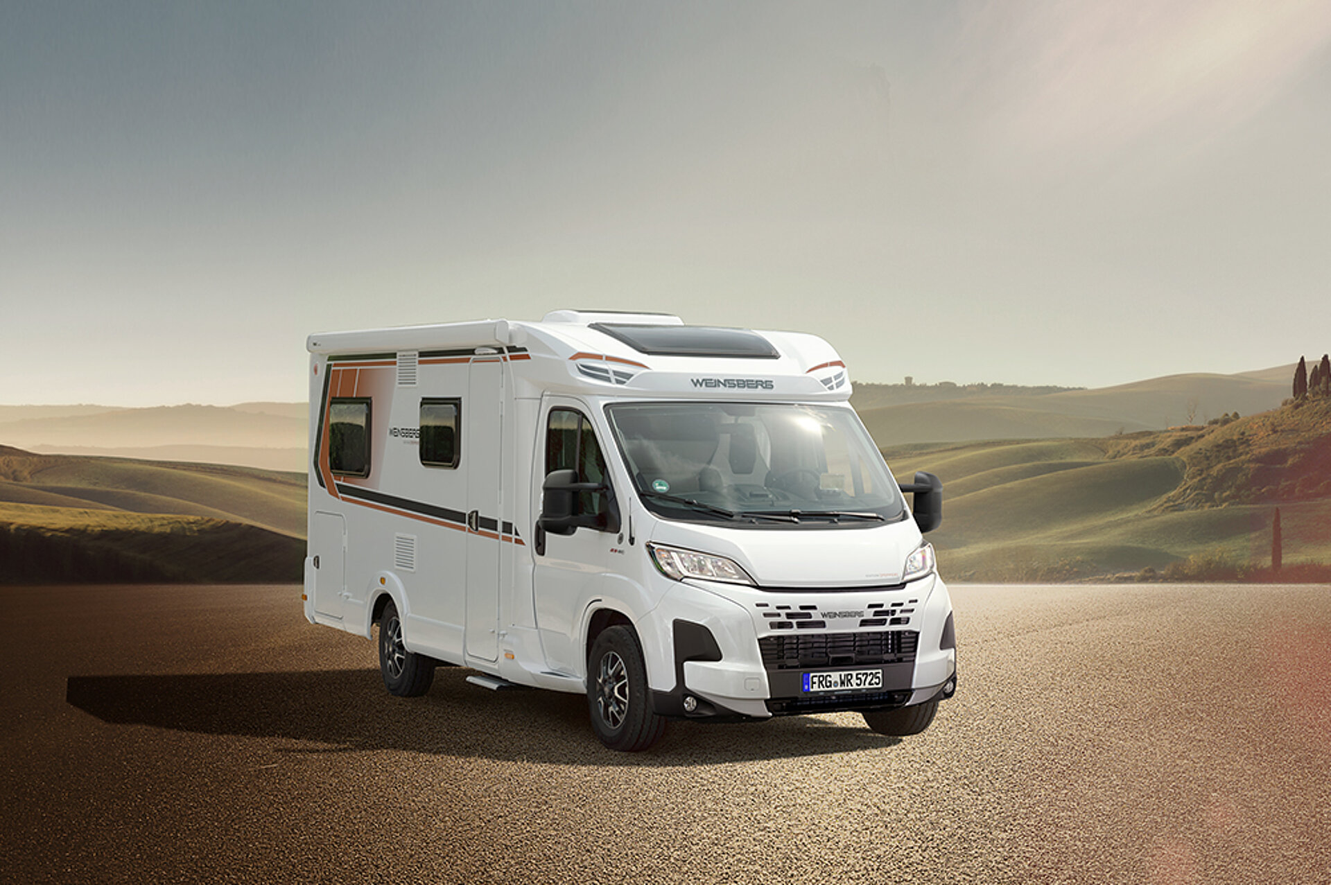 Ein WEINSBERG Wohnmobil parkt auf einer Asphaltfläche in der Sonne.