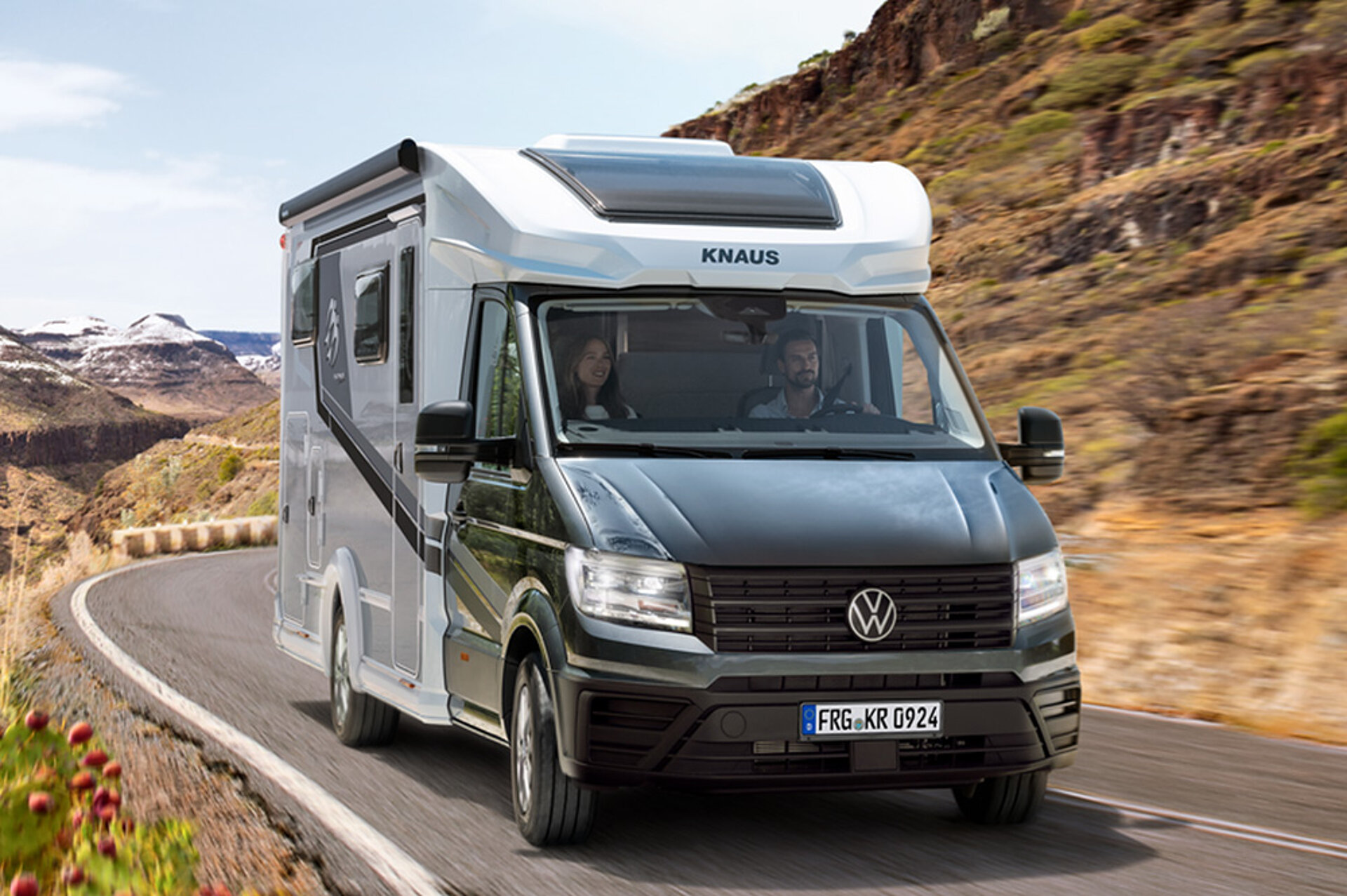 KNAUS VAN TI ve speciální edici jede po horské silnici.