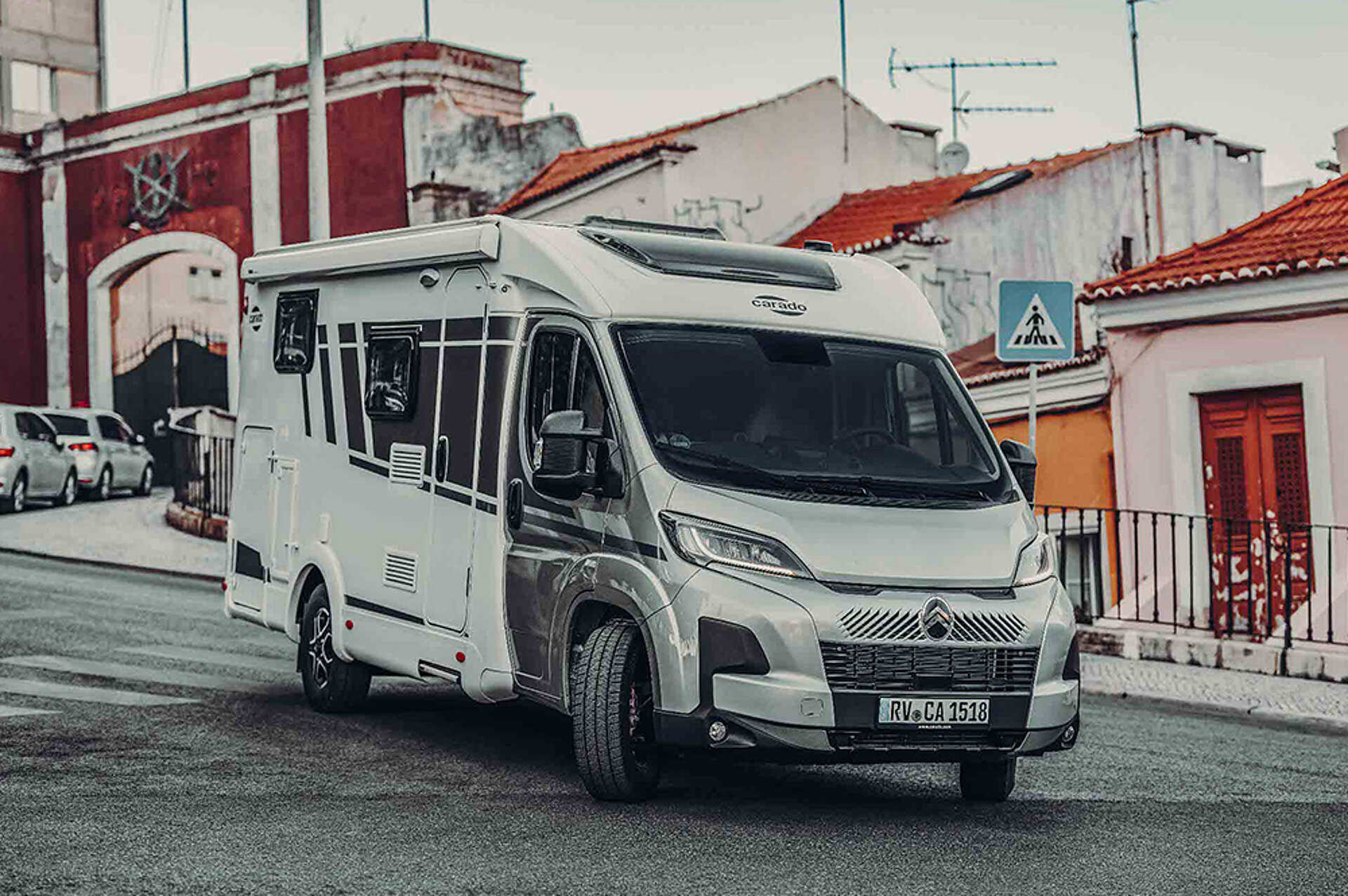 Carado V337 odbočuje na silnici ve městě.