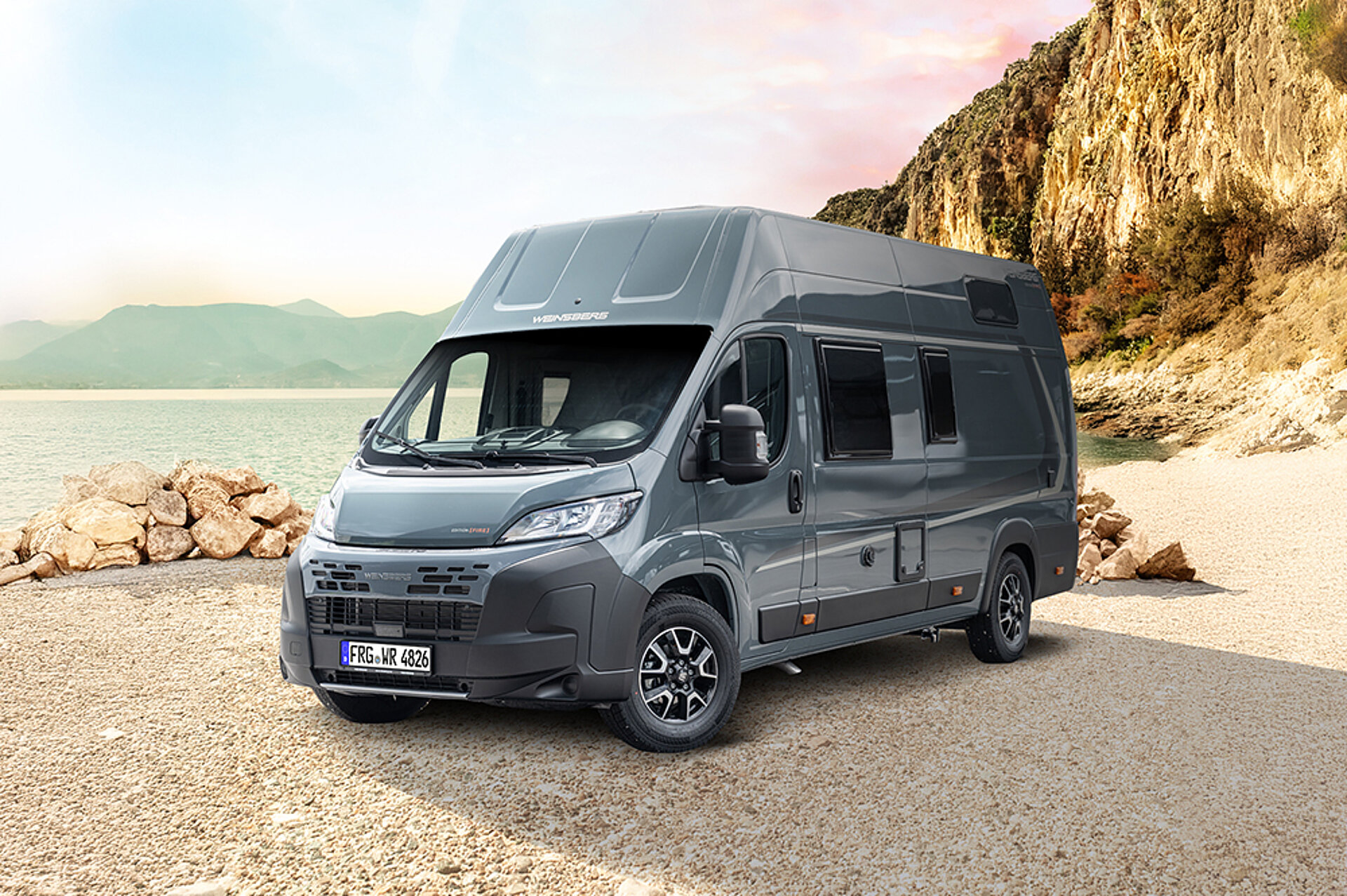 Na pláži je zaparkovaný speciální CaraBus.