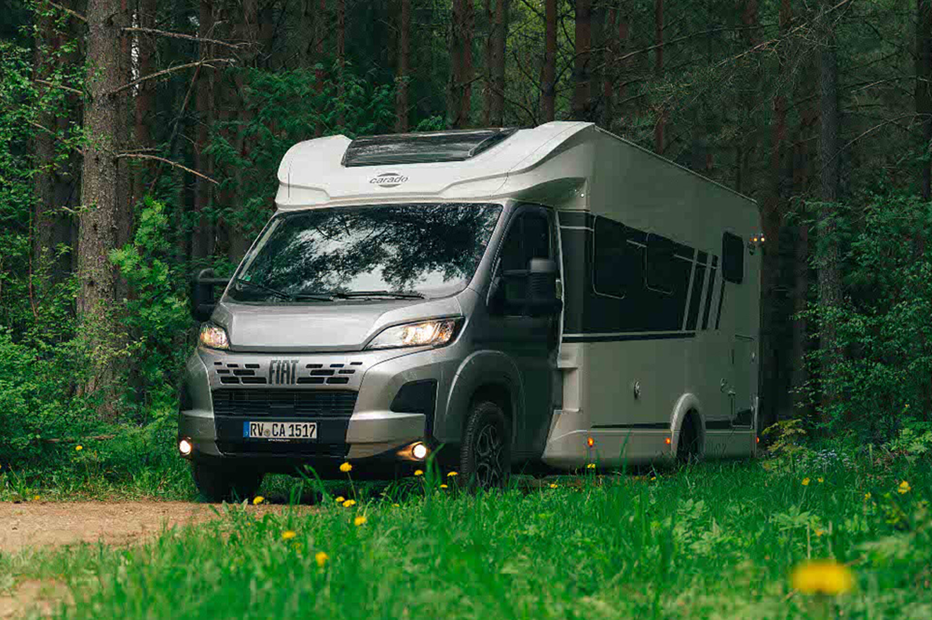 Carado T447 stojí na lesní cestě v lese.