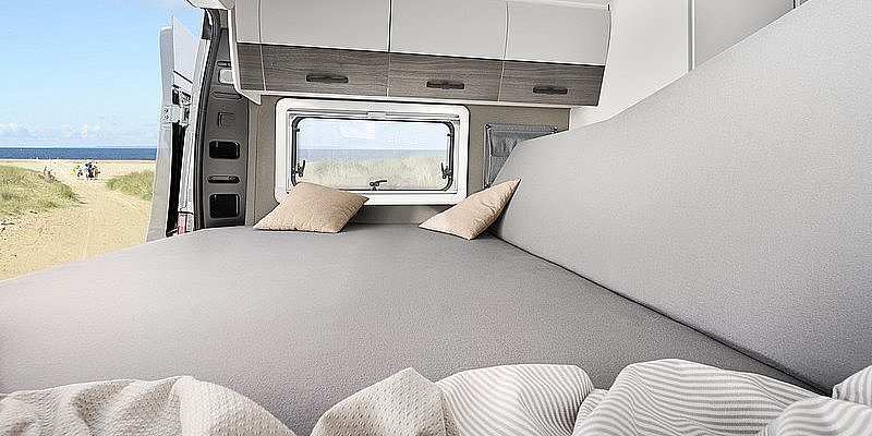 aussicht auf dem bett mit offenem heck in die Landschaft