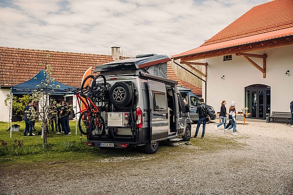 Wohnmobil mit Fahrrädern beladen