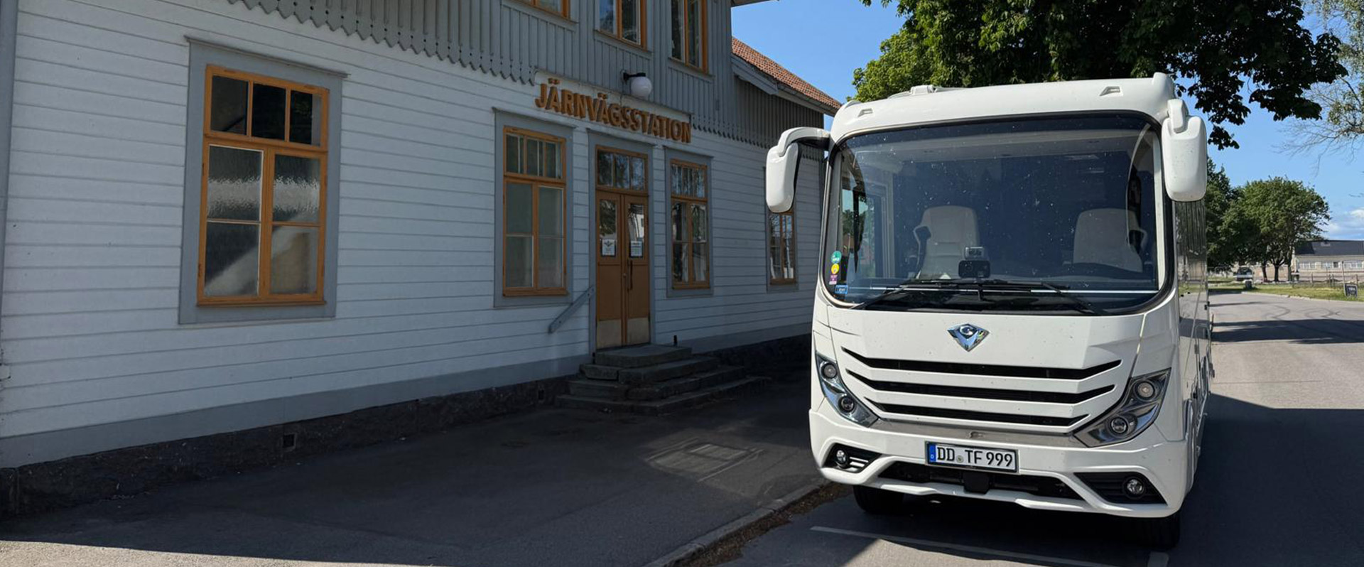Concorde Credo zaparkovaný před švédskou hospodou.