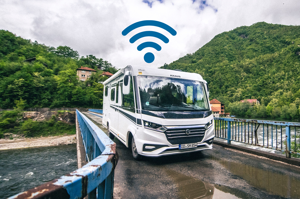 Wohnmobil mitten in der Landschaft mit einem Wifi-Zeichen darüber