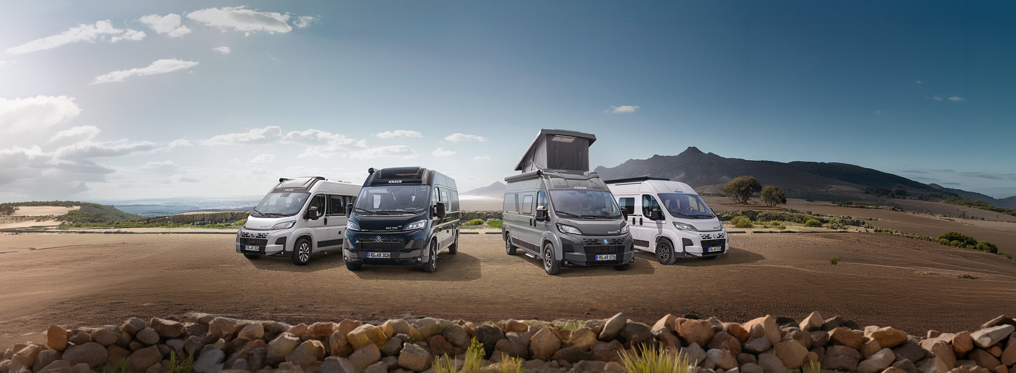 Všechny řady dodávkových vozů značky KNAUS stojí vedle sebe na parkovišti.