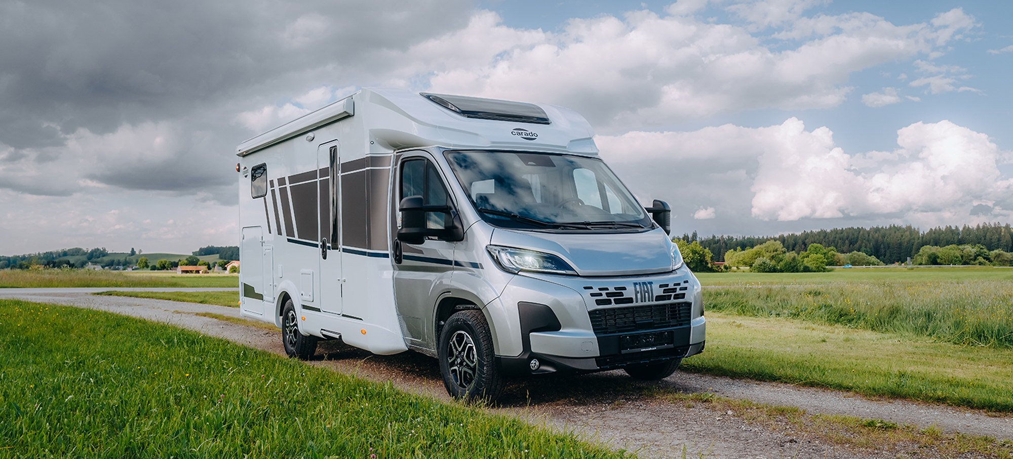 Na venkovské silnici stojí Carado T328.