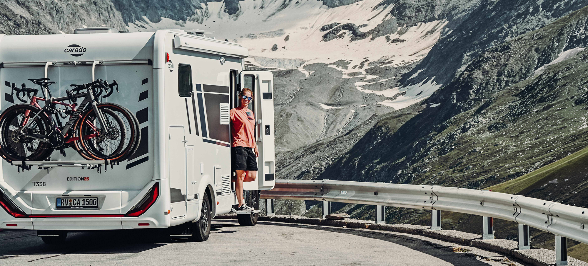 Carado T338 parkuje u serpentin, žena vystupuje.