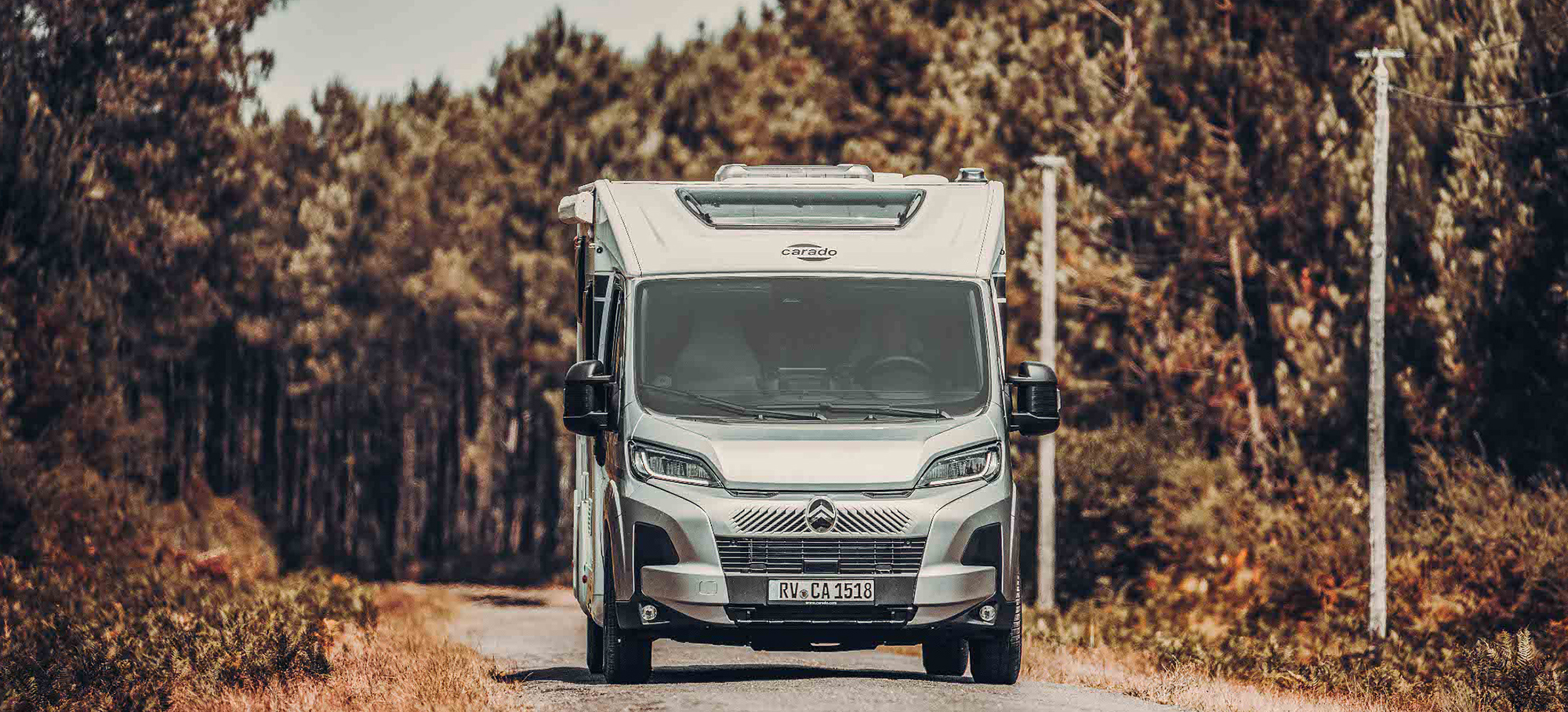 Carado V337 jede po venkovské silnici.