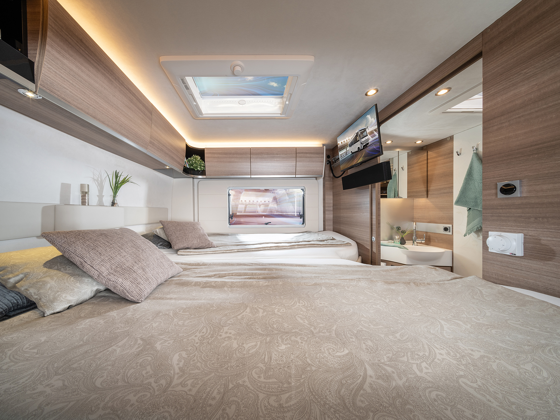 Lädt zum Träumen ein! Der Schlafbereich des Carvers mit gemütlichen Betten.