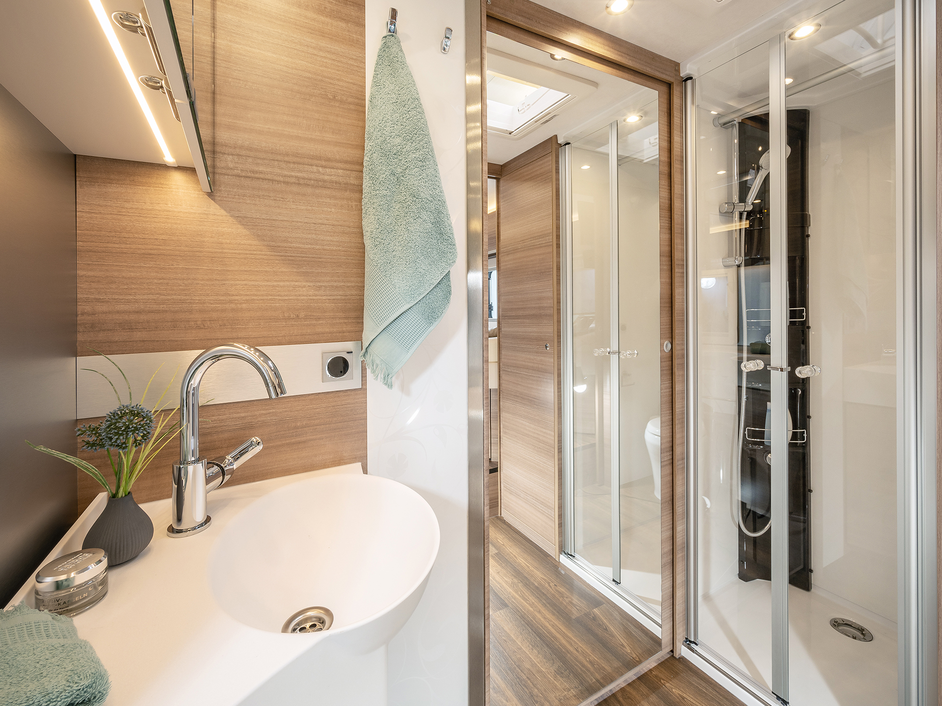 Eine echte Wellness-Oase für unterwegs. Das großzügig ausgestattete Bad des Carvers.