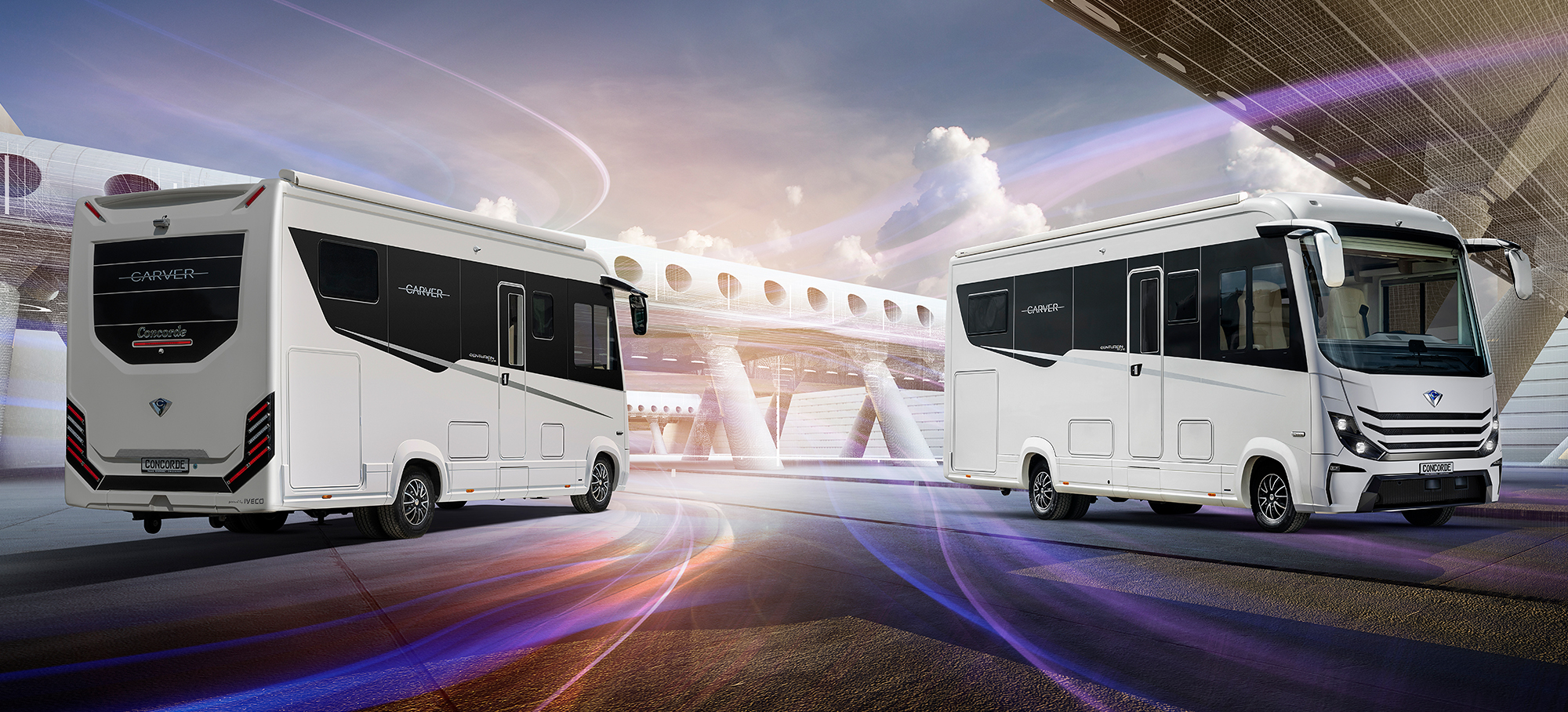 Entdecken Sie den Concorde Carver! Front- und Heckansicht des Concorde Carvers vor einem futuristischen Gebäude.