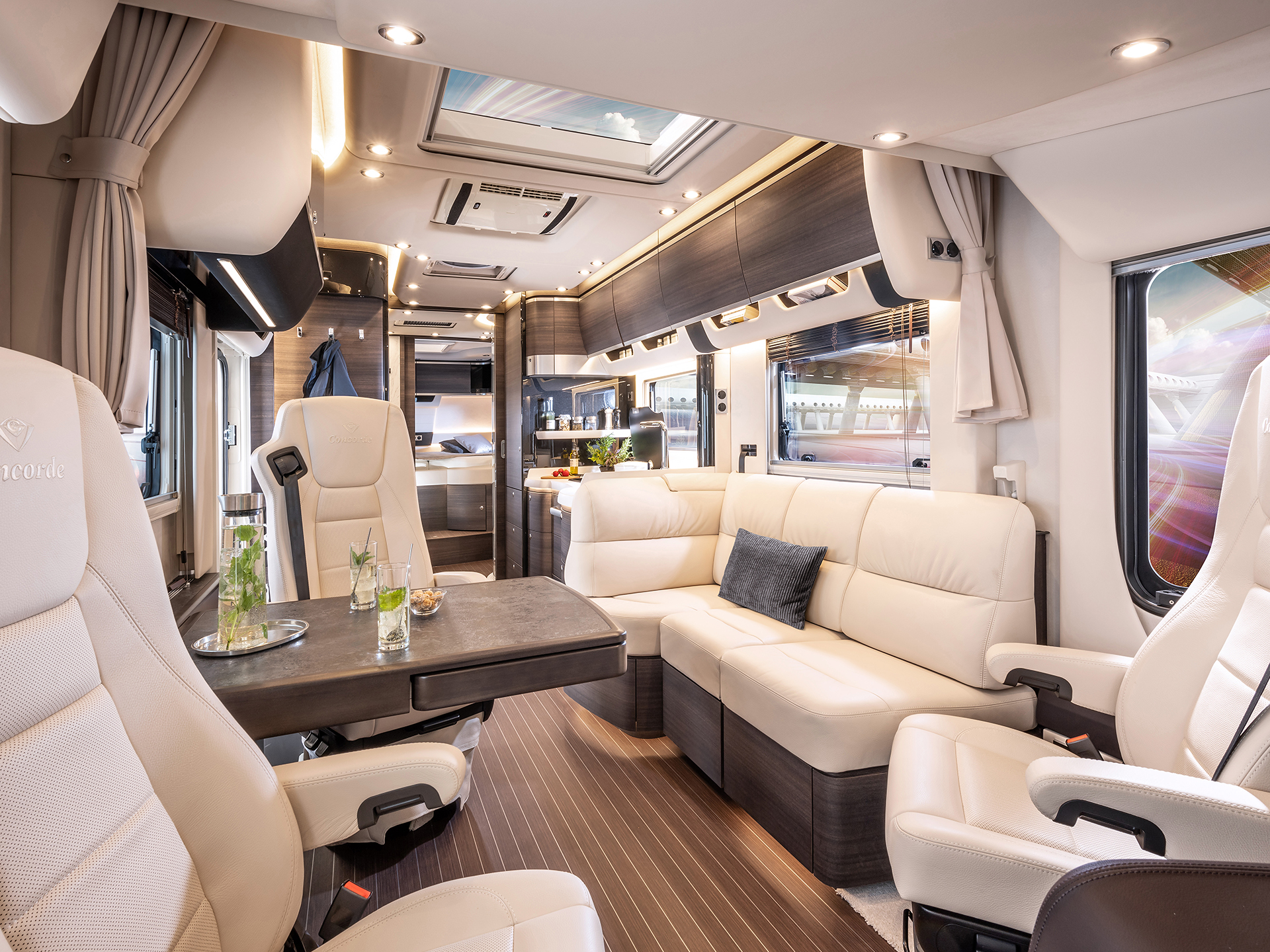 Eine Designsprache, die begeistert. Der komfortable Wohnbereich des Charisma überzeugt in hellem Leder.