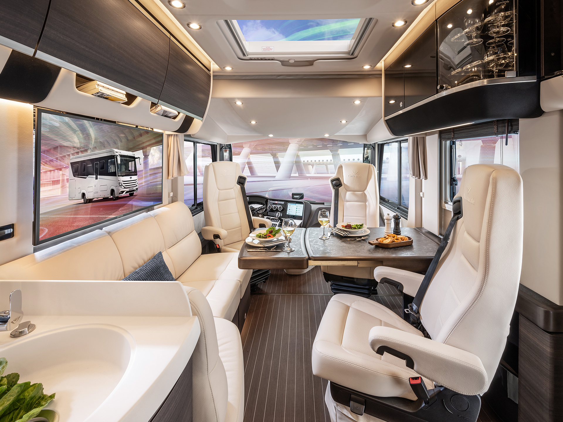 Maximaler Komfort, maximales Camping-Gefühl. Die Inneneinrichtung des Concorde Charisma in hellen Holztönen und Leder.
