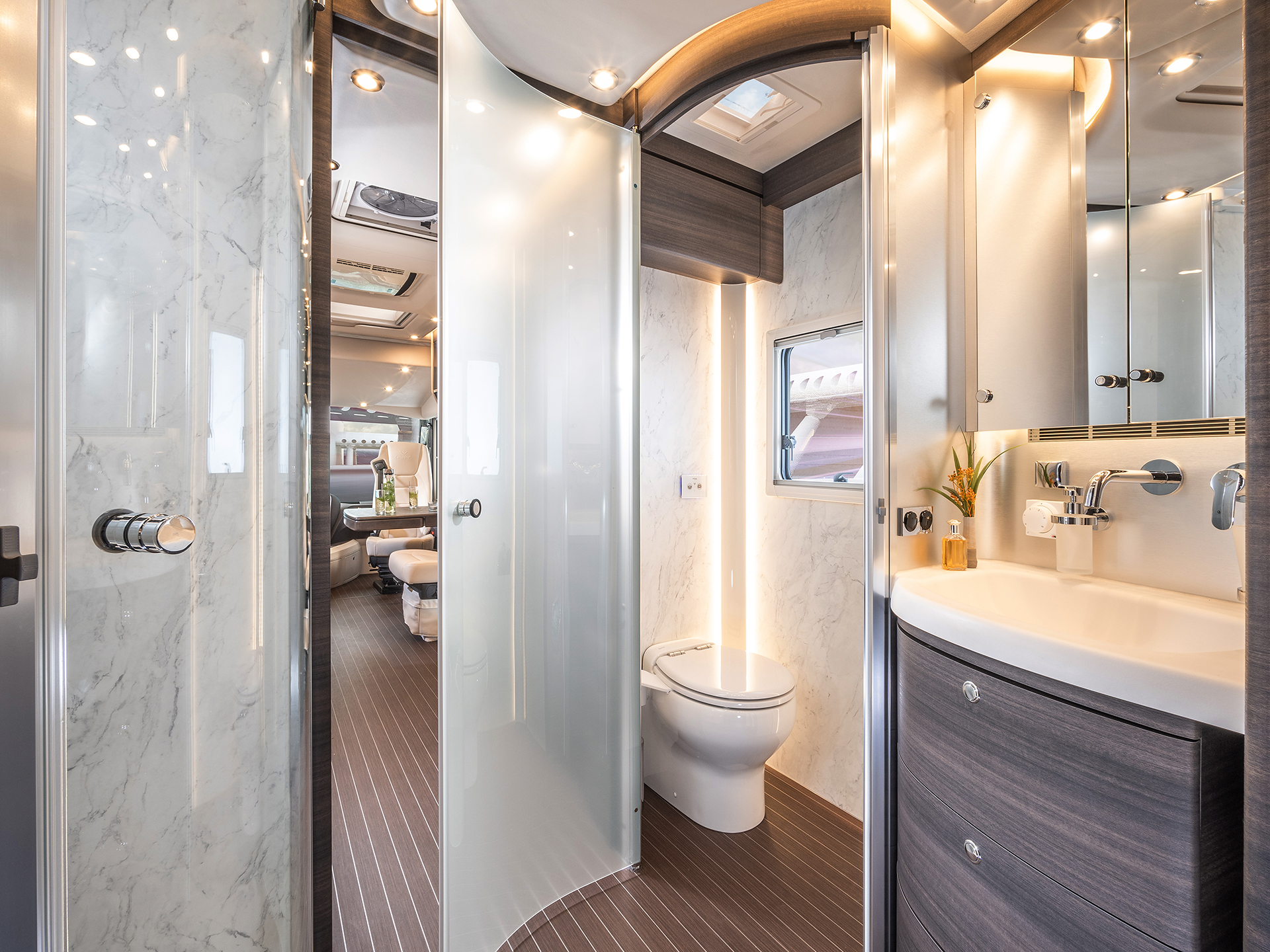 Das Bad erstreckt sich über die volle Fahrzeugbreite. Ein luxuriös gestaltetes Wohnmobil-Bad.