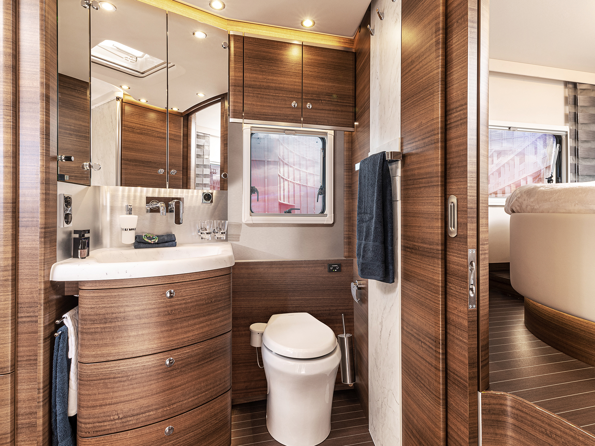 Ein Bad wie im Sternehotel. Ein hell und modern gestaltetes Luxus-Wohnmobil Badezimmer.