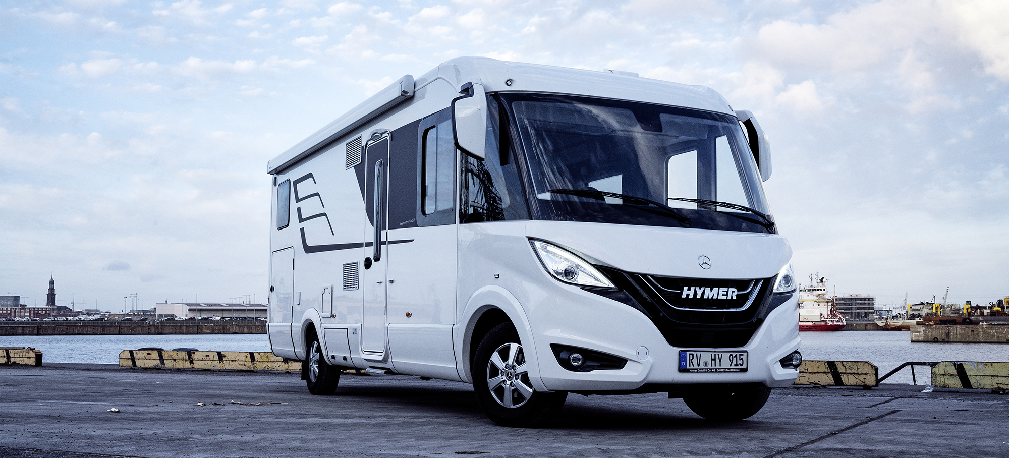Ein HYMER B-Klasse MasterLine I steht auf einem Parkplatz.