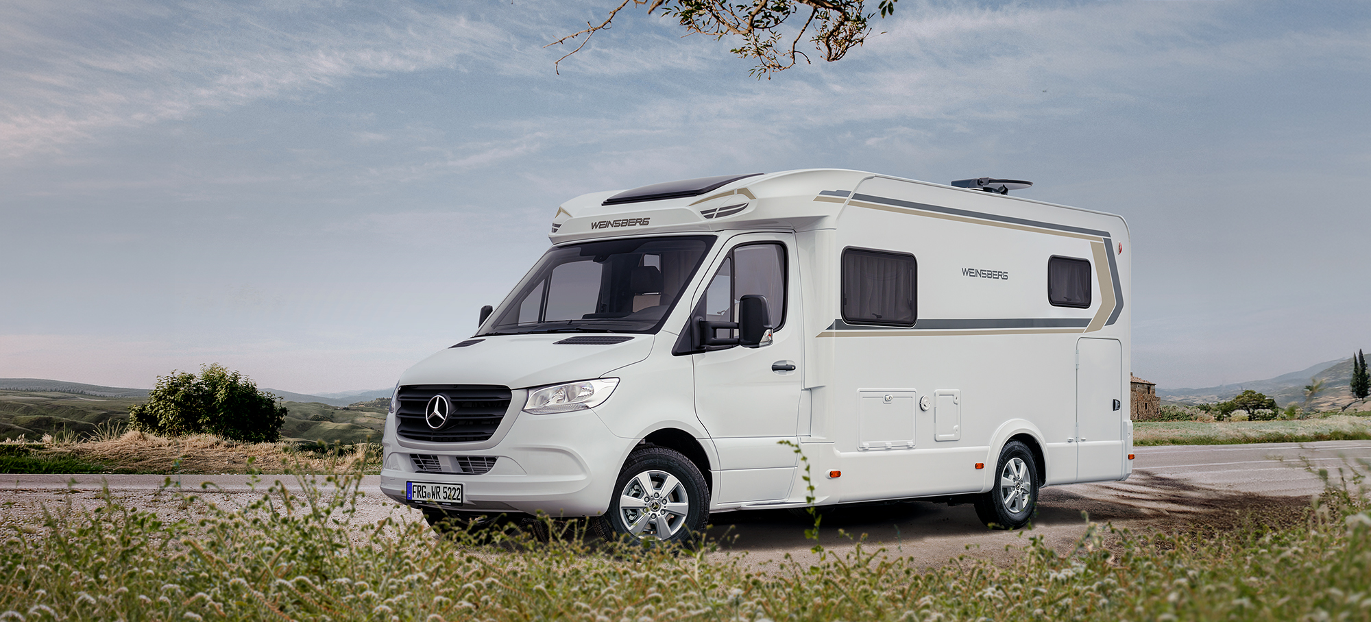 WEINSBERG CaraCompact je zaparkovaný vedle lesa.