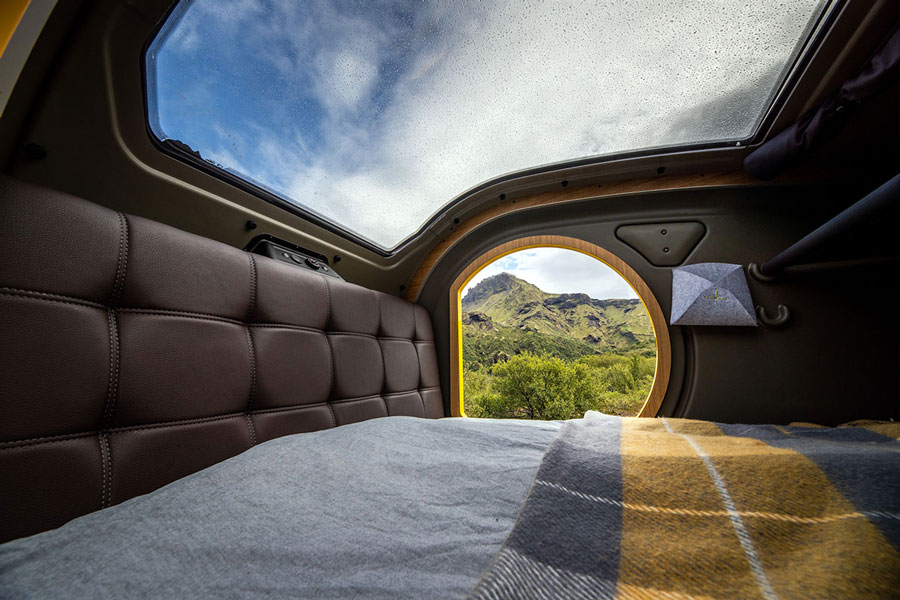 Das serienmäßige Panoramadach ermöglicht das Einschlafen unter freiem Himmel.