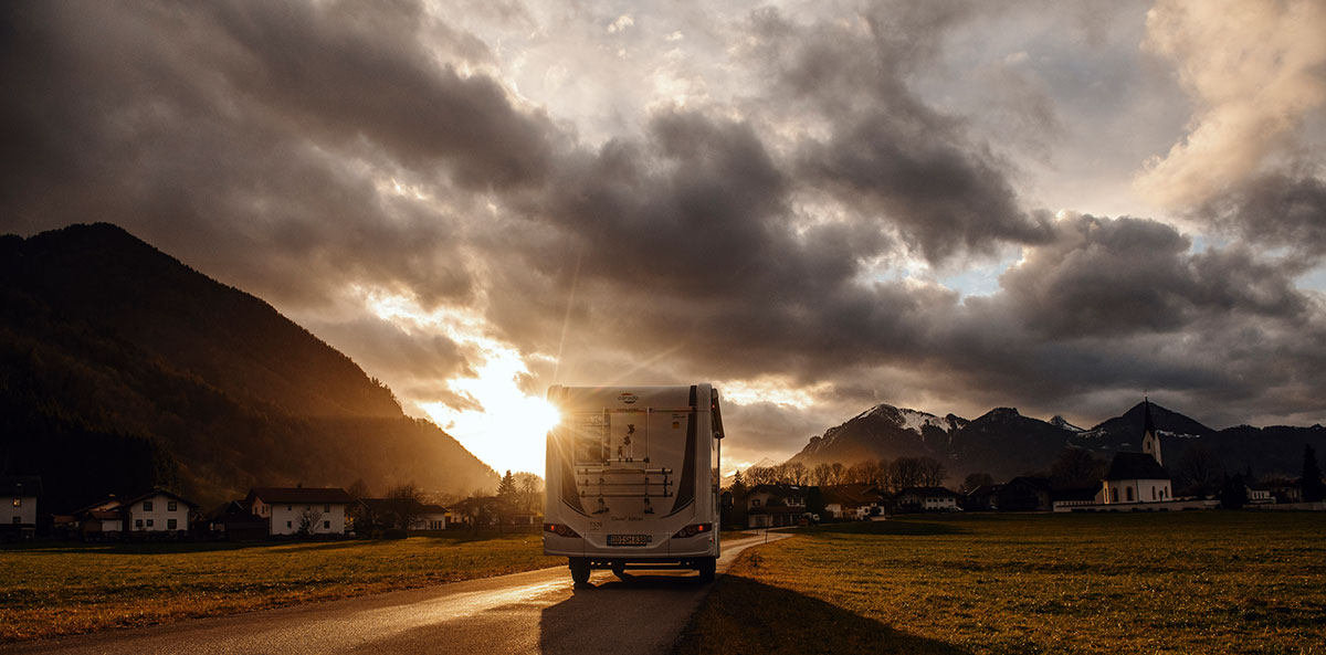 Wohnmobil fährt nach der Inspektion in den Sonnenuntergang