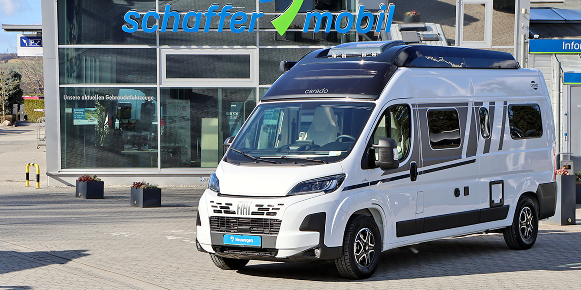 Ein Carado Wohnmobil steht vor dem Firmengebäude von schaffer-mobil. 